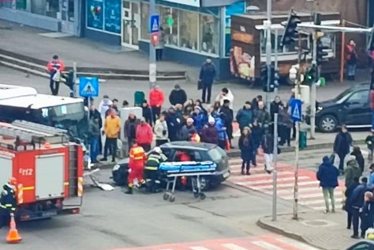 Accident între un autoturism și un autobuz în intersecție la Fortuna