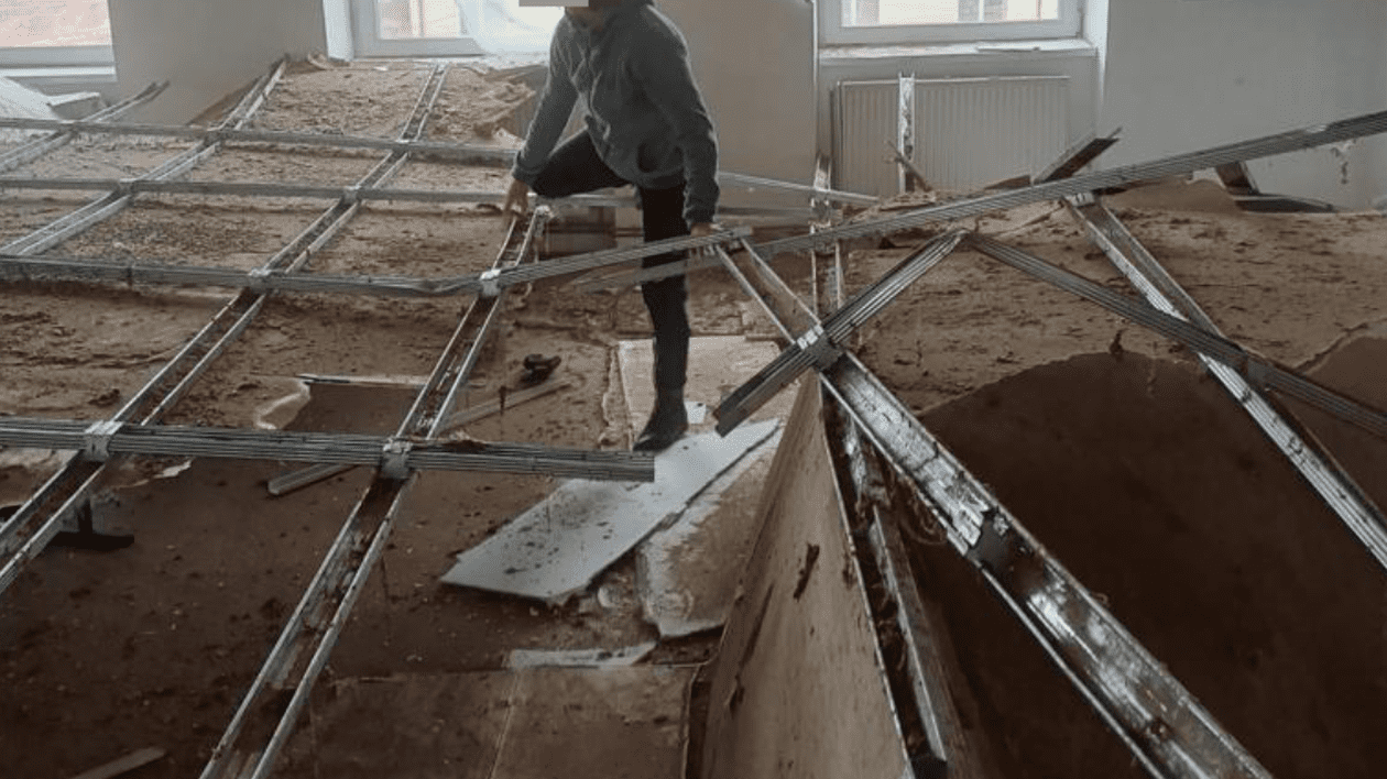 Patru elevi răniţi uşor după ce a căzut tavanul sălii de clasă peste ei în localitatea Loamneş, județul Sibiu