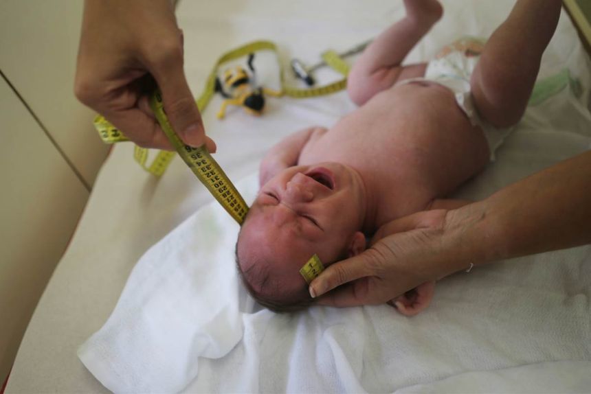 În România, erau înregistrate 7.120 de mame minore, cele mai multe în judeţul Mureş în anul 2022