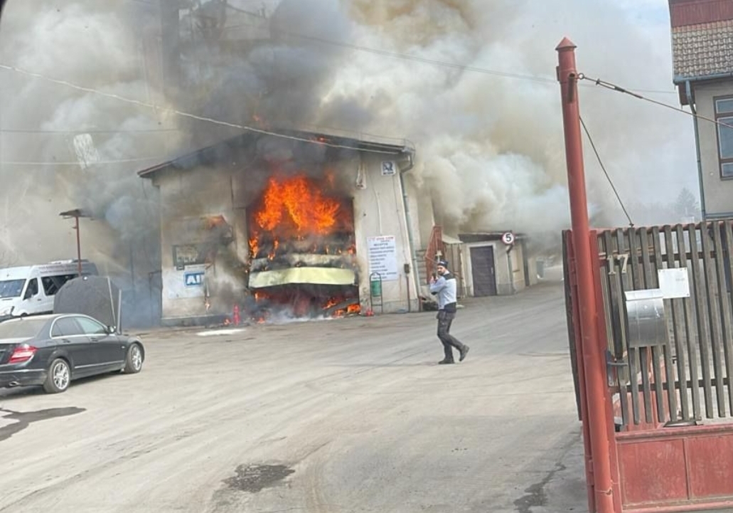 Incendiu la un service auto din Târgu Mureș