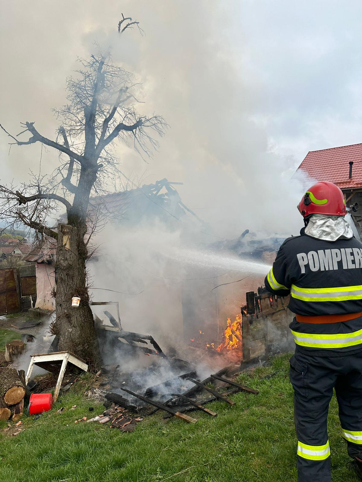 Incendiu la o casă din Boiu, comuna Albești