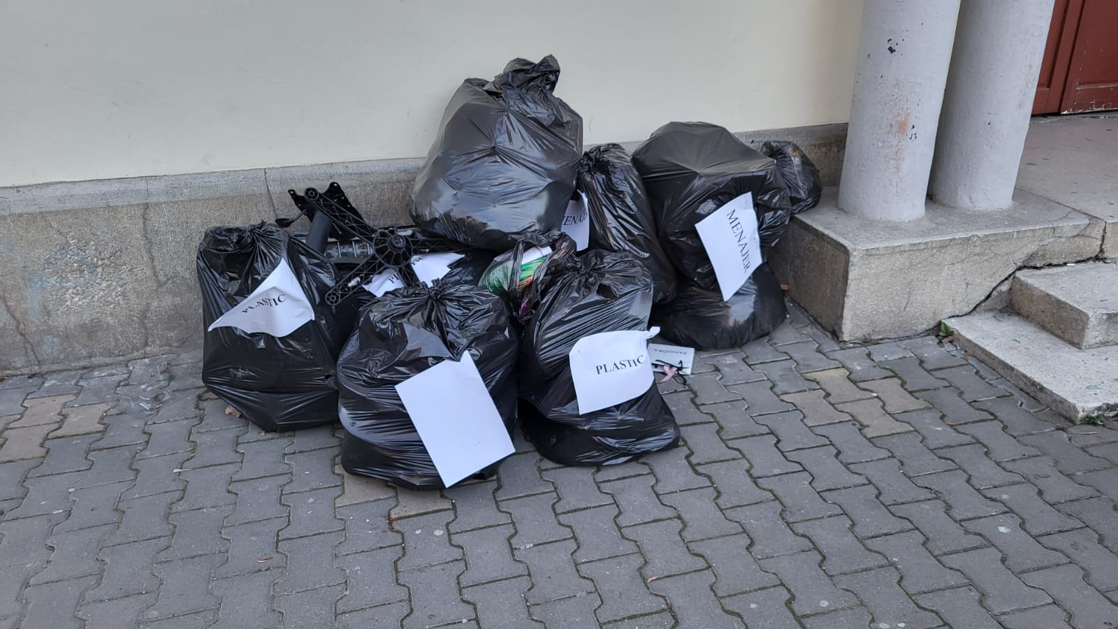 Punctul negru pentru acest model de colectare selectivă din fața unei instituții publice în centrul orașului Târgu Mureș