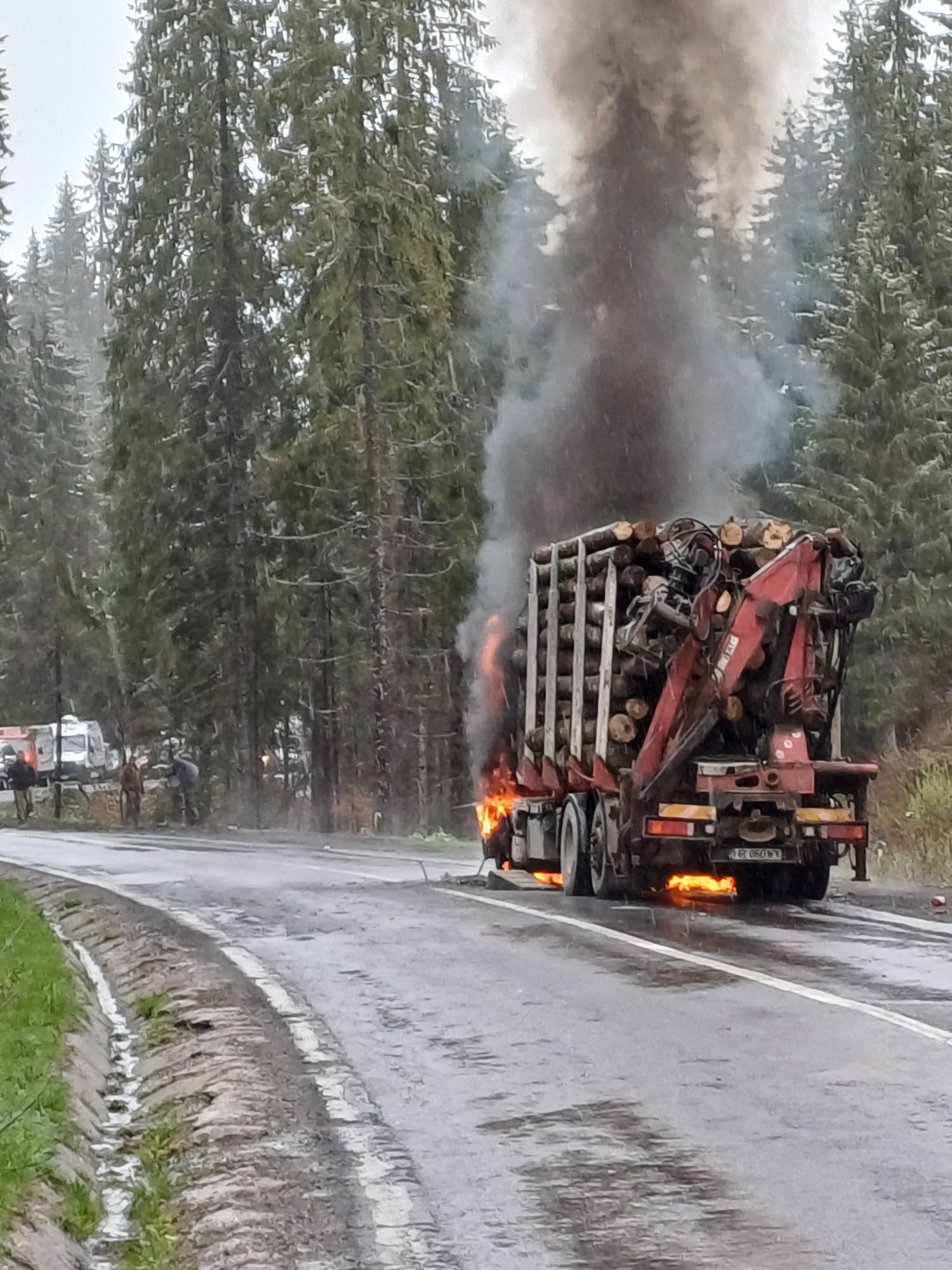 Cabina unui autovehicul ce transporta bușteni de la Praid a luat foc