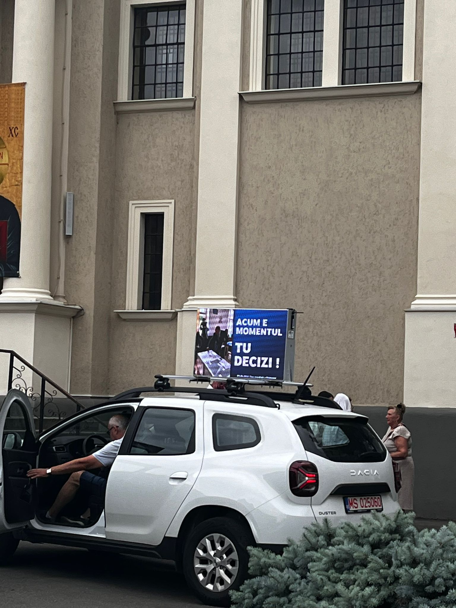 Ecran mobil cu un candidat, campanie electorală în ziua votului!