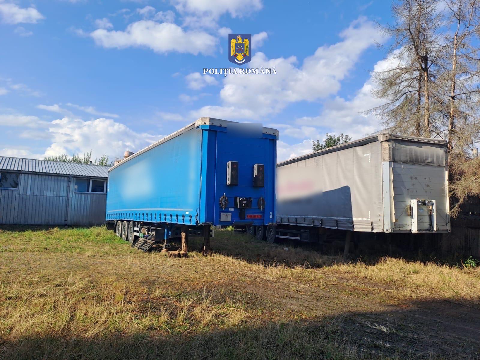 Lemne și semiremorci indisponibilizate de polițiști pe drum lângă Cerghid