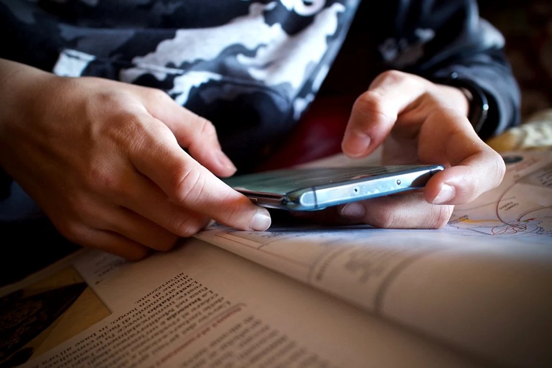 Folosirea telefonului în timpul orelor de curs poate duce la exmatriculare