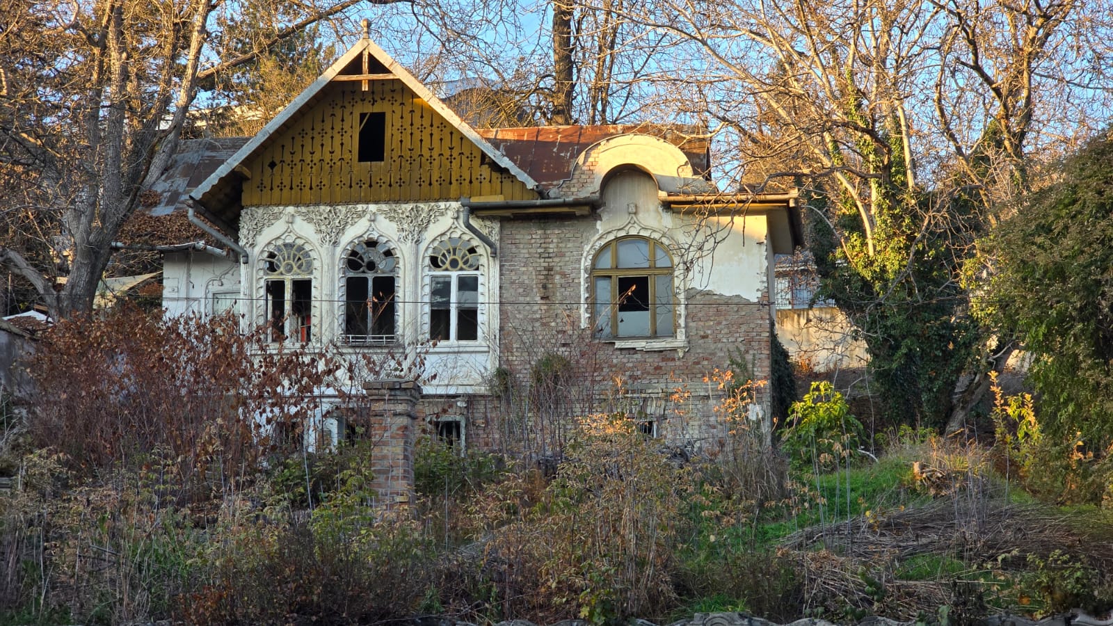 Punctul negru pentru bijuteriile arhitectonice care zac în paragină la Târgu Mureș (foto-Bd. 1 Decembrie 1918)