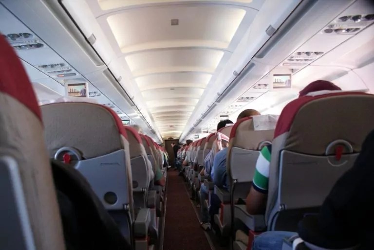 Premieră! Aeroportul din Cluj, elimină restricțiile pentru lichide. Se va putea călătorii cu sticle de 2 l