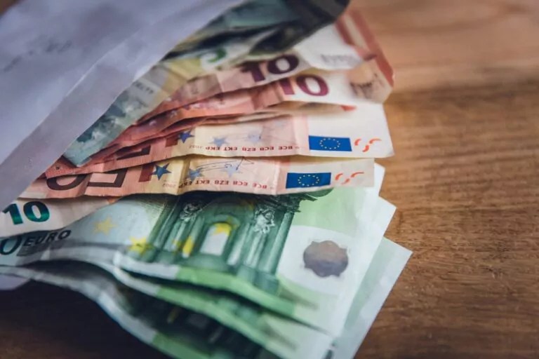 Germania taie ajutoarele sociale românilor care pleacă în „vacanţă” în România