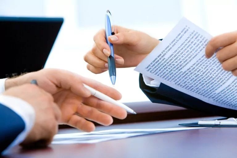 Profesorii și studenții străini trebuie să aștepte circa 243 de zile pentru obținerea rezidenței fiscale în România