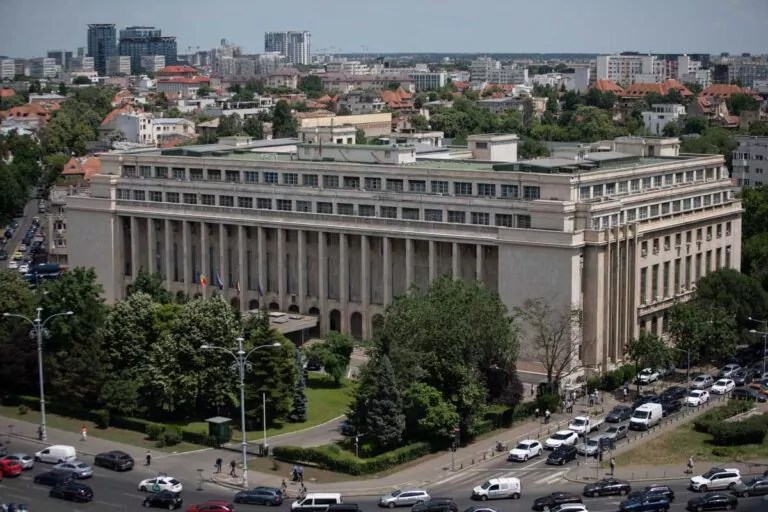 Guvernul a aprobat legea de plată a pensiilor private. Românii vor putea retrage inițial 30% din sumă, iar restul va fi eșalonat pe 8 ani