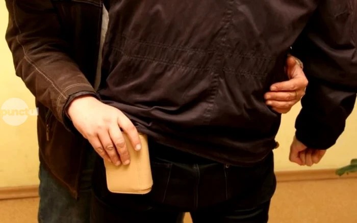 Poliția atrage atenția asupra acestei noi tehnici de furt: hoții te îmbrățișează și îți fură telefonul