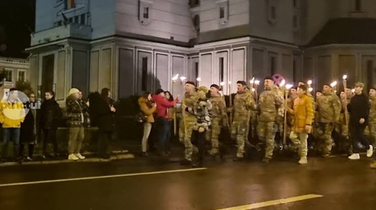 Expoziție militară și retragere cu torțe de 1 Decembrie la Târgu Mureș