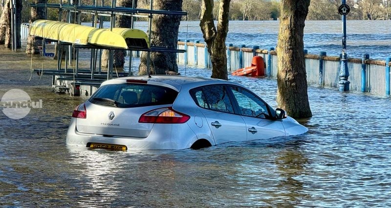 Atenție la mașinile second-hand după inundațiile din Europa. Cum recunoști vehiculele inundate