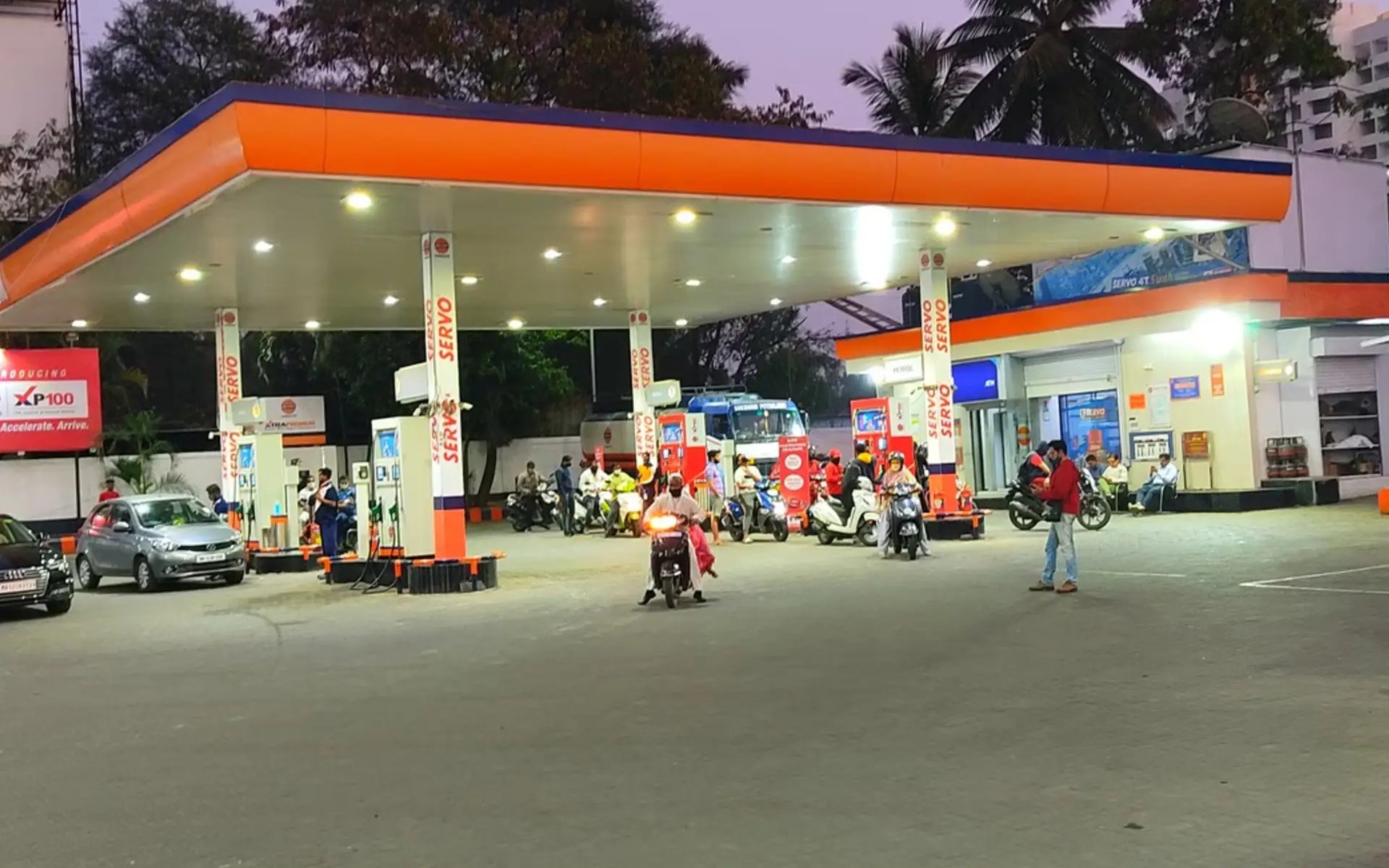 Pune's Petrol Pumps Pay Tribute: 15 Minutes of Darkness for Ajit Pawar (2026)