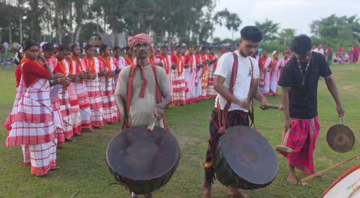 विश्व आदिवासी दिवस पर रामगढ़ में भव्य आयोजन, आदिवासी महिलाओं के साथ नृत्य करती नजर आईं भारती घोष