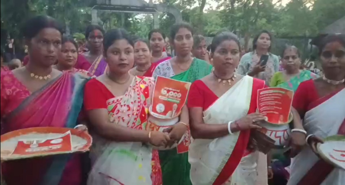 अन्नपूर्णा भंडार में 3 हजार रुपये, ढोल-धमसा की थाप पर महिलाओं ने विपक्ष के नेता शुभेंदु अधिकारी का जताया आभार