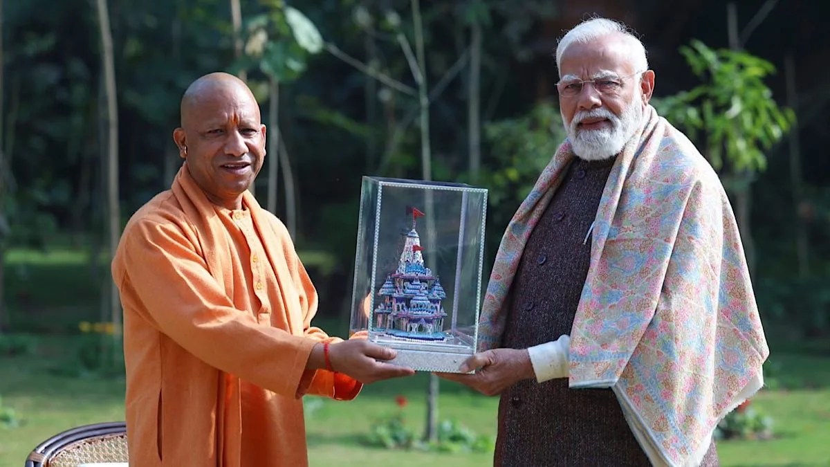 योगी आदित्यनाथ ने प्रधानमंत्री मोदी से की शिष्टाचार भेंट