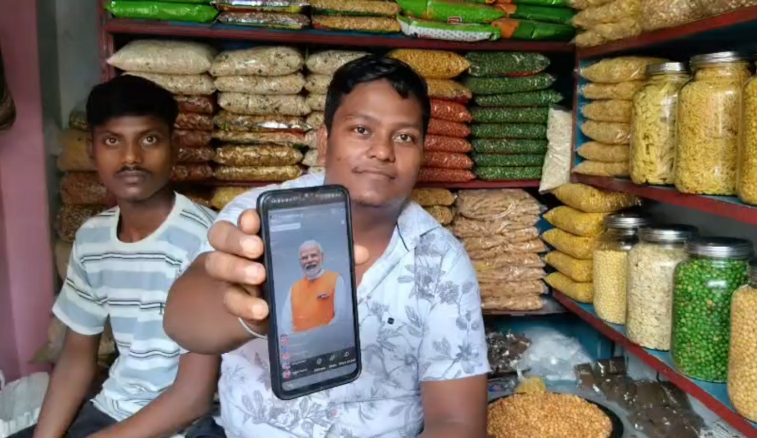 प्रधानमंत्री के जन्मदिन पर झाड़ग्राम के बिक्रम की अनूठी पहल, झालमुड़ी विक्रेता के इस खास अंदाज से ग्राहक हुए गदगद