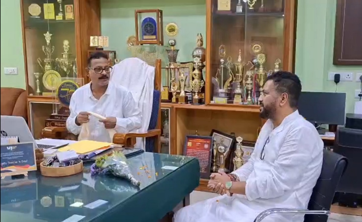 सिलीगुड़ी कॉलेज में शिक्षक दिवस समारोह: पर्यटन मंत्री शंकर घोष की बाहरी राजनीतिक दखलंदाजी के खिलाफ दो टूक चेतावनी