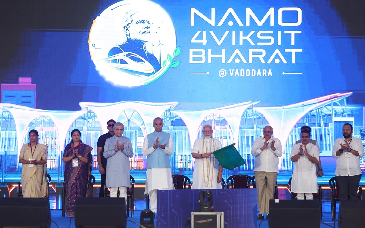 प्रधानमंत्री ने ₹35,000 करोड़ से अधिक की परियोजनाओं का उद्घाटन और शिलान्यास किया; AI, कौशल और औद्योगिक हब के रूप में वडोदरा के विकास पर दिया जोर