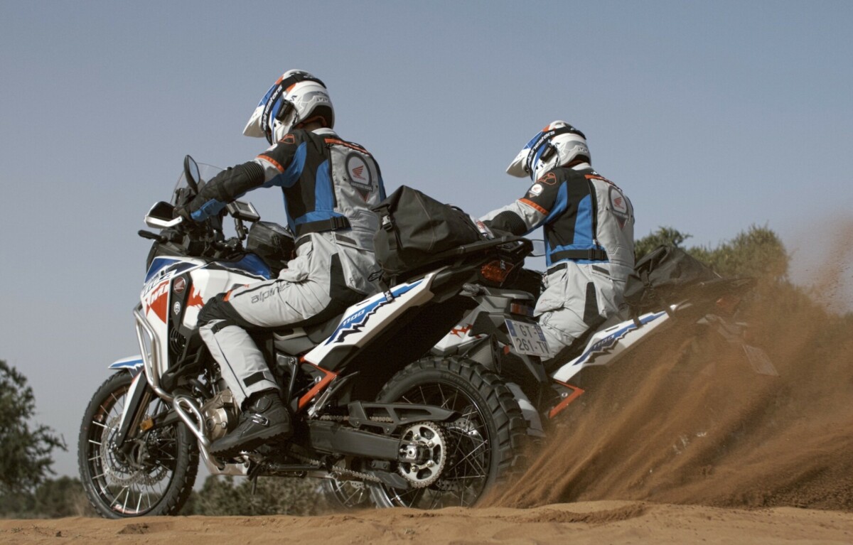 Cardo System, le communicateur Packtalk Edge sur les routes de Honda Adventure