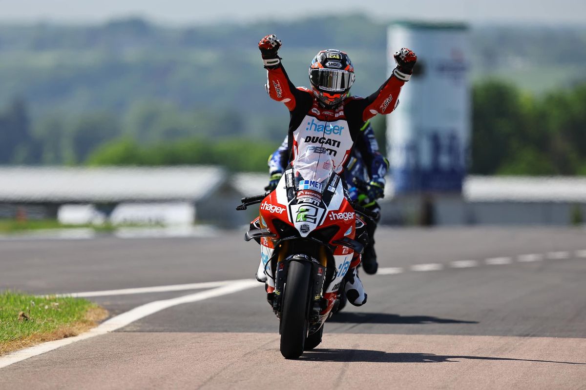 Avvincente Gara 2 del British Superbike a Donington Park: il leader di campionato Glenn Irwin la spunta su Leon Haslam