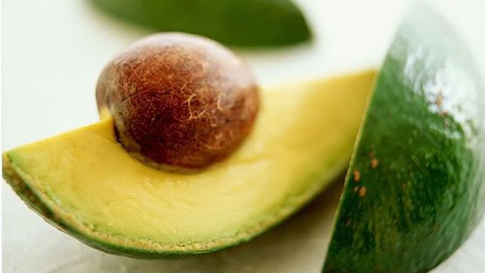 Alpukat yang sudah matang biasanya kulitnya berwarna hijau gelap, hampir menyerupai warna hitam. Tips Memilih Alpukat Yang Enak Dan Empuk Purnawarta