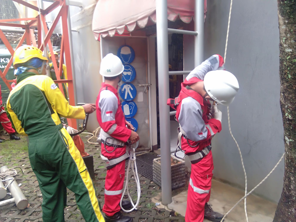 Pelatihan k3 bekerja pada ketinggian mengacu pada permenaker ri di bagi menjadi 2 jenis : Training K3 Bekerja Di Ketinggian Pusat Training K3 Com