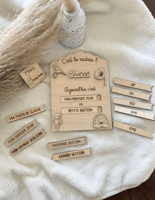 Panneau de rentrée personnalisé en bois avec prénom et plaquettes scolaires