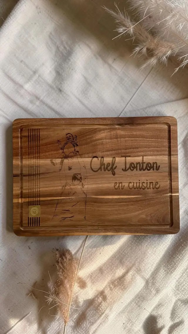 Planche à découper en bois personnalisée avec gravure Chef Tonton en cuisine et illustration d'un cuisinier
