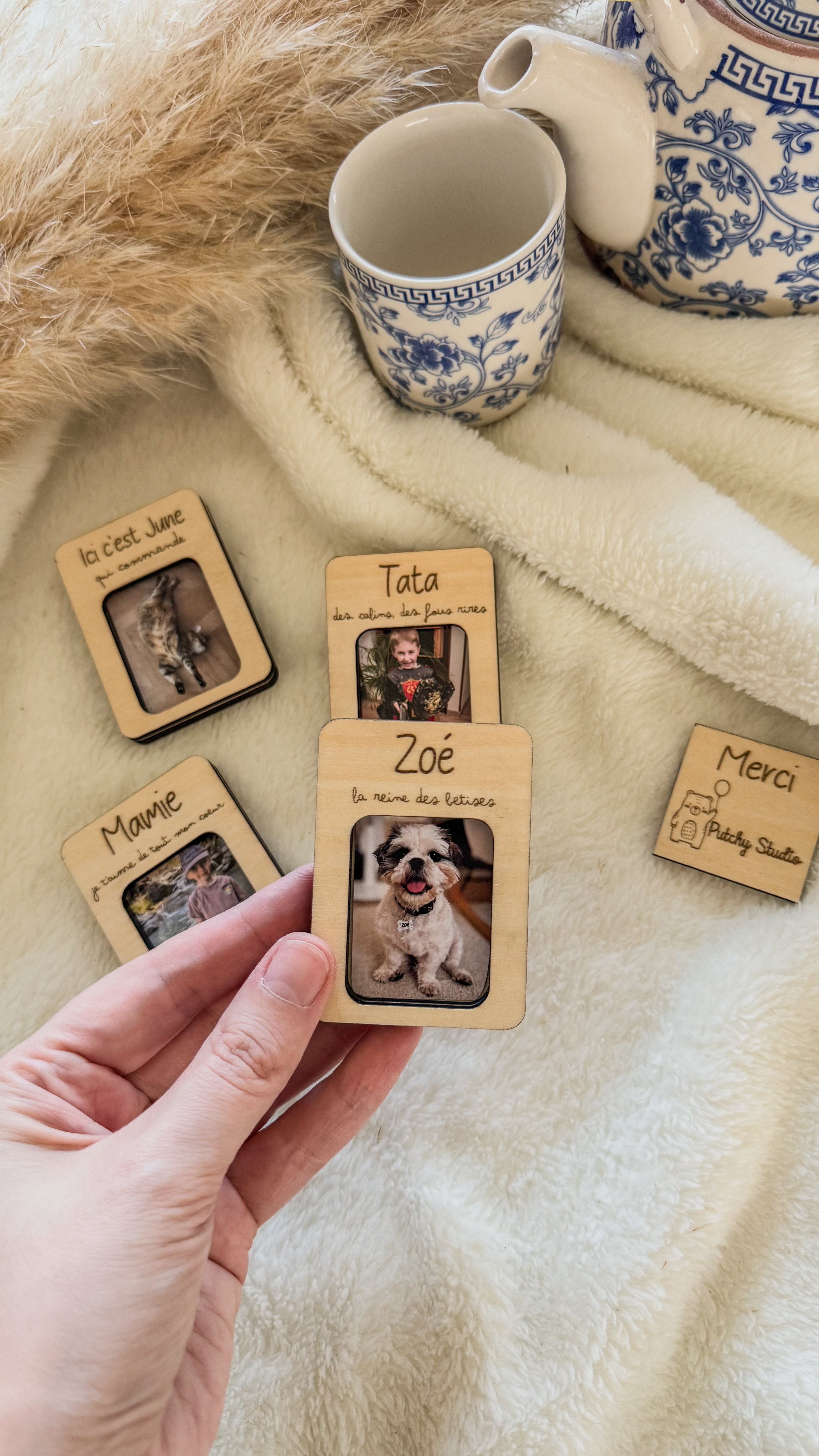 Magnet photo personnalisé en bois tenu en main