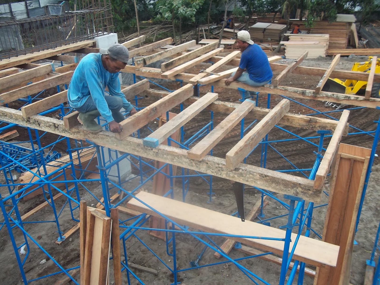 Papan cetak tersebut memerlukan pengaku misal usuk, balok, balok yang. Pekerjaan Bangunan