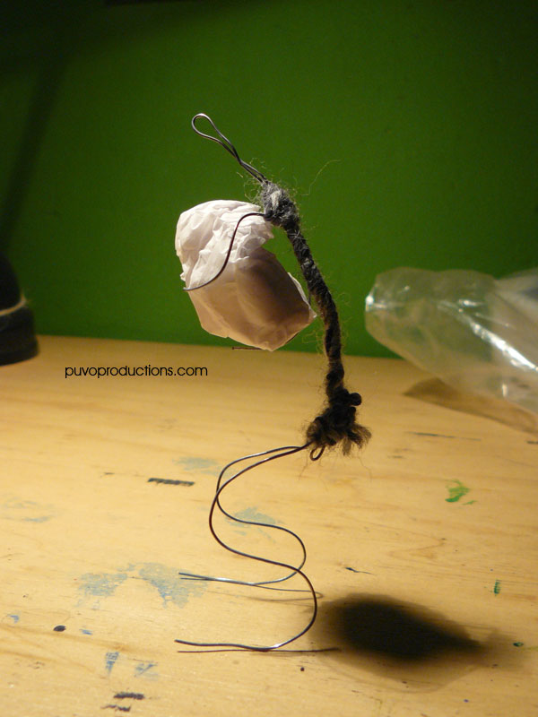 Das Grundgerüst ist aus Draht, Wolle und zerknülltem Pergamentpapier als Ei-Dummy. Das Papier habe ich auch als Fülllung im Ei belassen, damit das Ganze nicht so massiv wird und schneller trocknet.