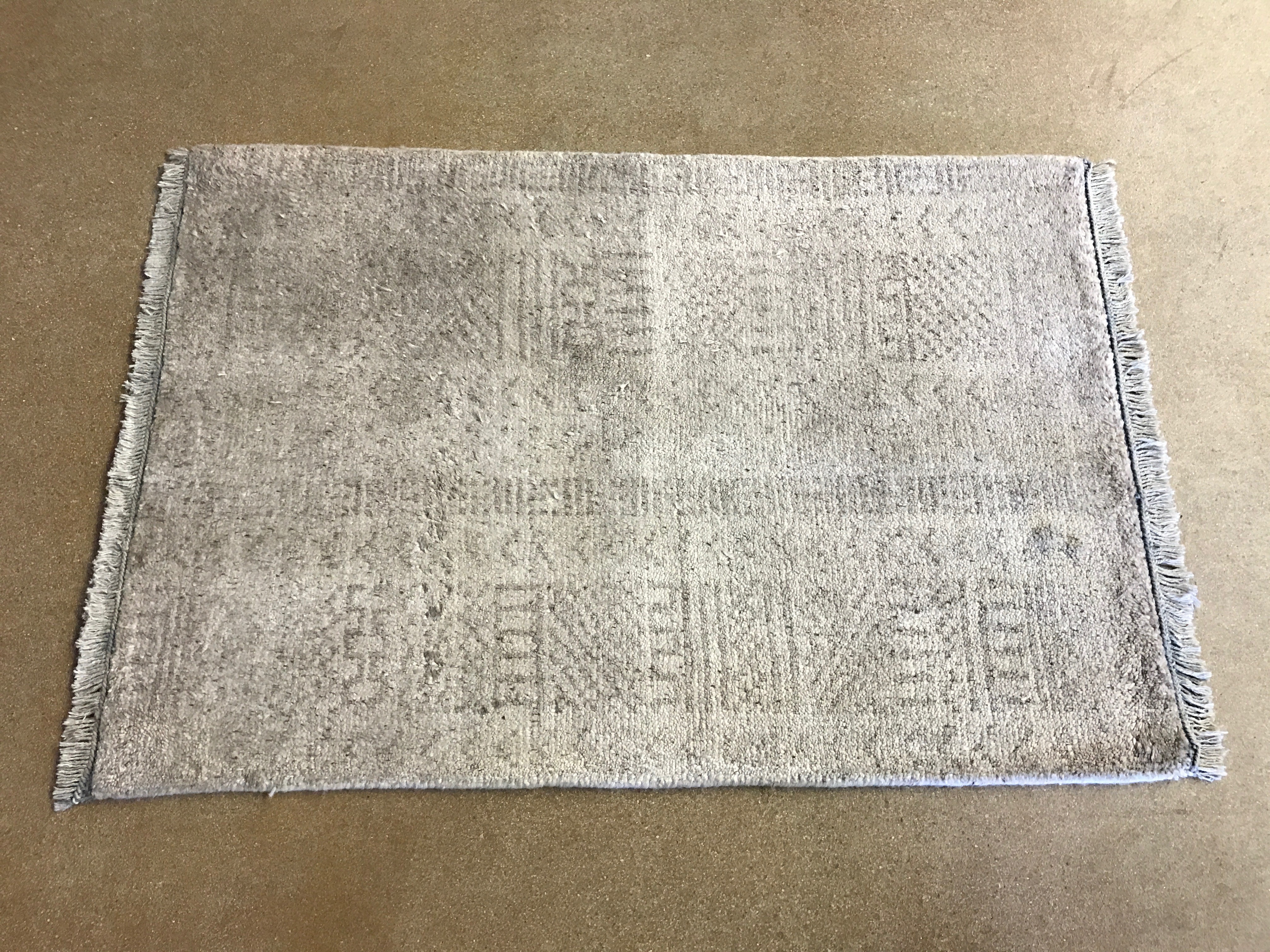 moroccan-rug-silver-color-side-view - PV Rugs