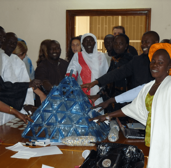 Sénégal: community members explore sustainable livelihoods with Pyramid of recycled plastic