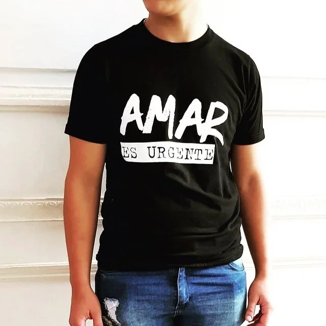 Remera AMAR ES URGENTE (Negra Unisex)