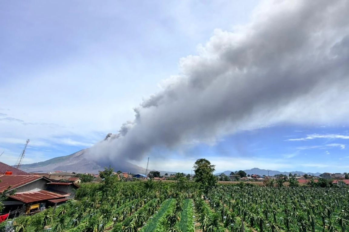 Indonésie : Le volcan indonésien Sinabung a projeté une colonne de cendres à 3,5 km dans les airs