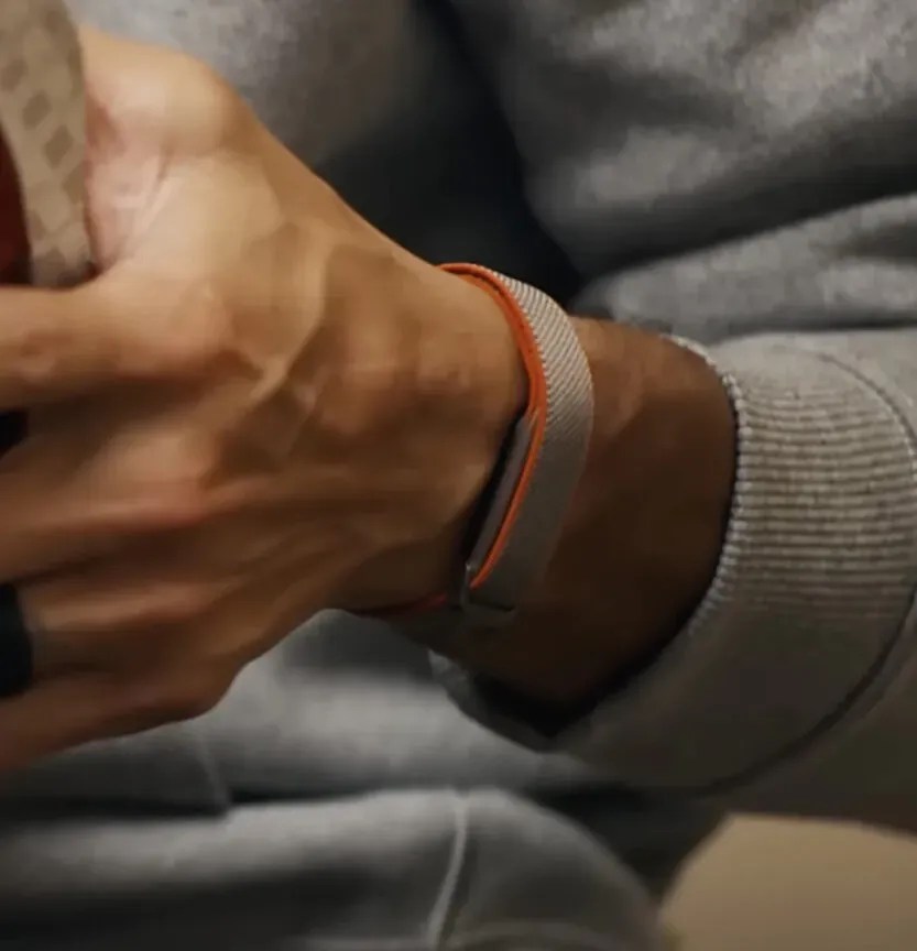 無螢幕Fitbit手環極簡輕薄，一體化構造緊貼運動員手腕。