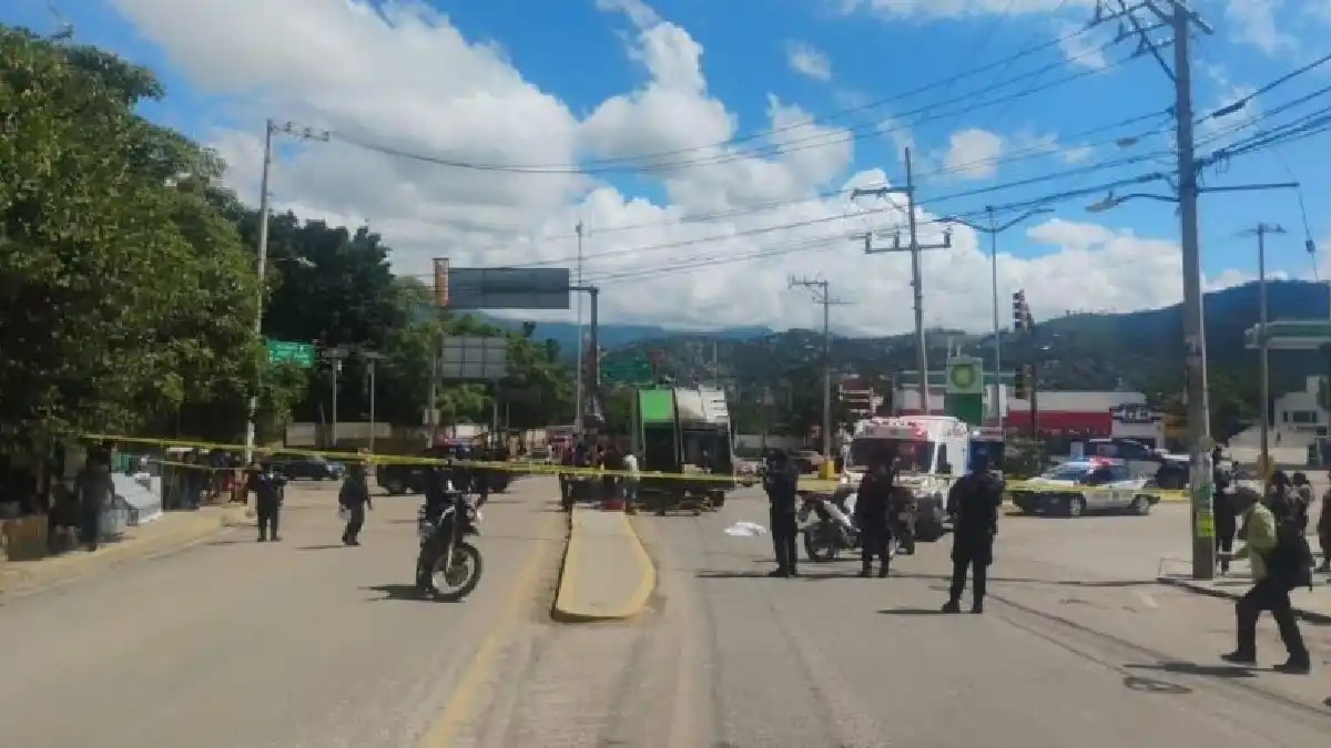 Trágico accidente en Oaxaca de Juárez: una pareja de adultos mayores fue atropellada por un camión recolector de basura en la carretera a San Pedro Ixtlahuaca.