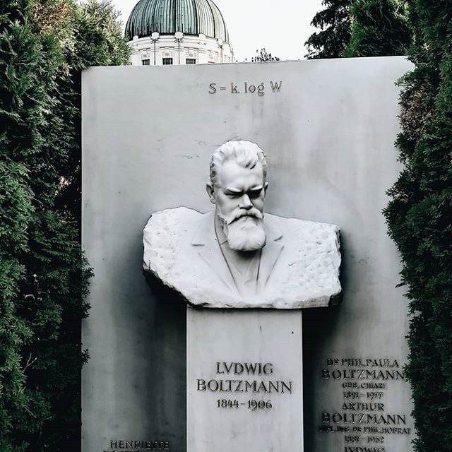 Ottenne straordinari successi e fu protagonista della celebre disputa con gabriele d'annunzio per il figlio di iorio, parodia dell'opera del. Nkqq1bcpjlsmam