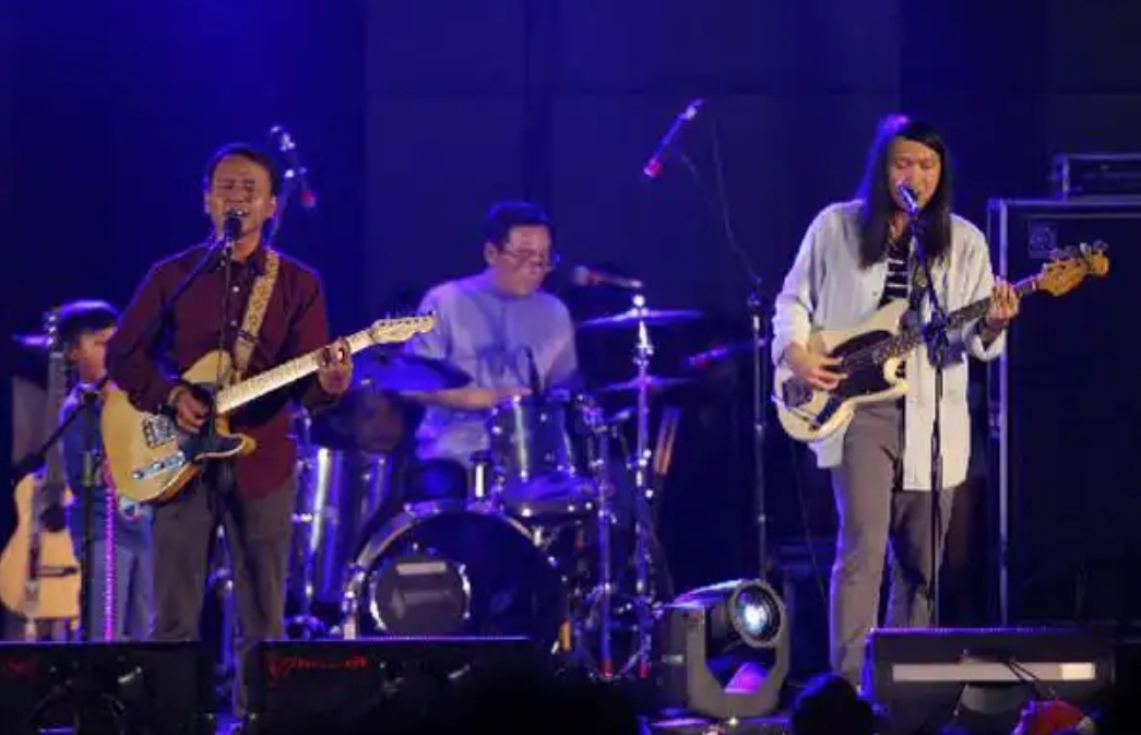 Mengapa band-band pop Indonesia terlihat mulai redup di telinga masyarakat  Indonesia akhir-akhir ini? Apakah musimnya EDM saat ini membantu  terpuruknya mereka? - Quora