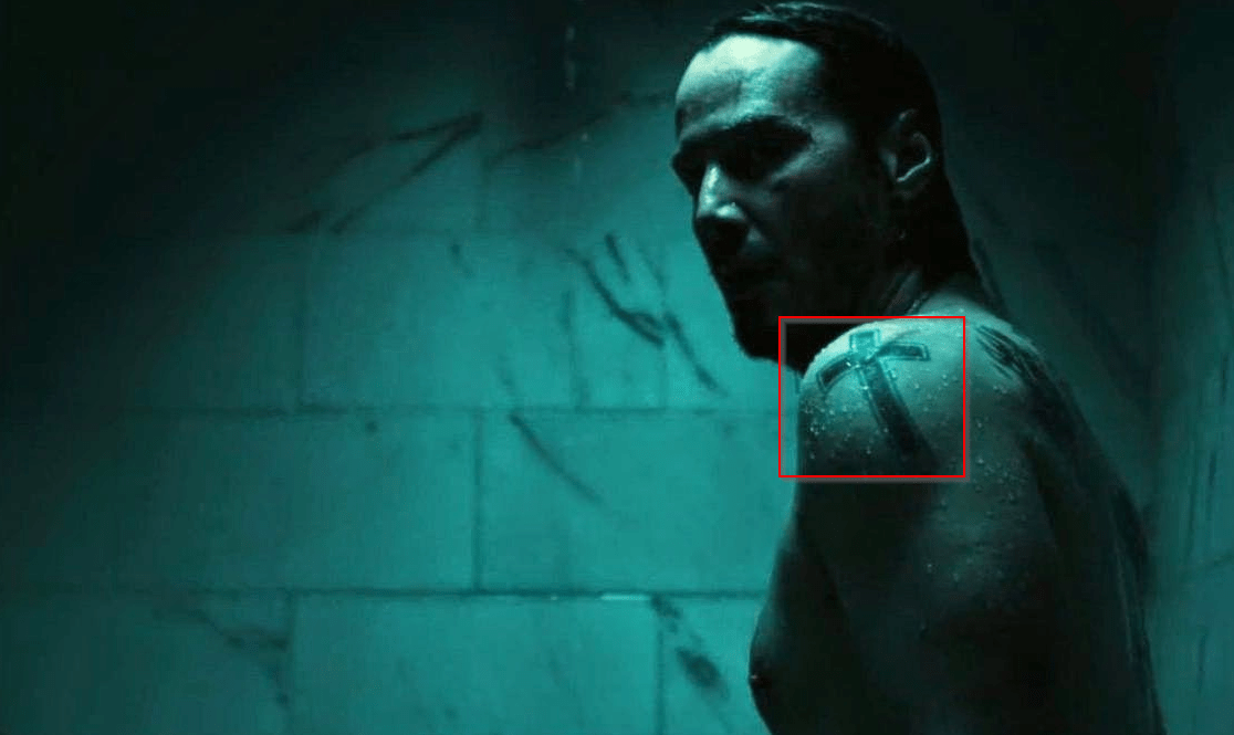 The tattoo says fortis fortuna adiuvat across the top of his back. Boto tugelan: Tatuajes De John Wick En La Espalda