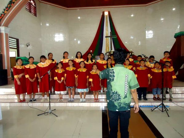 Mengapa tidak pernah ada yang merekam nyanyian paduan suara di misa atau  kebaktian gereja dan menjualnya, padahal suaranya bagus sekali dan saya  kesulitan menemukan paduan sura lagu gereja yang sama di manapun