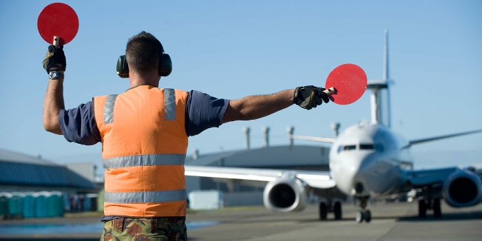 Marshaller wanita, pilihan profesi bergengsi di bandara · 3 sekolah . Bagaimana Cara Menjadi Marshaller Tukang Parkir Pesawat Di Mana Sekolahnya Kapal Terbang