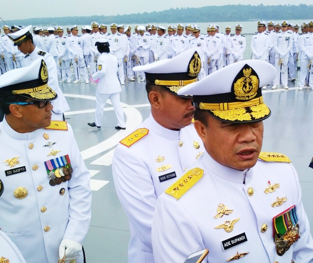 Mengapa sebagian besar seragam perwira Angkatan Laut identik dengan warna  putih? - Quora