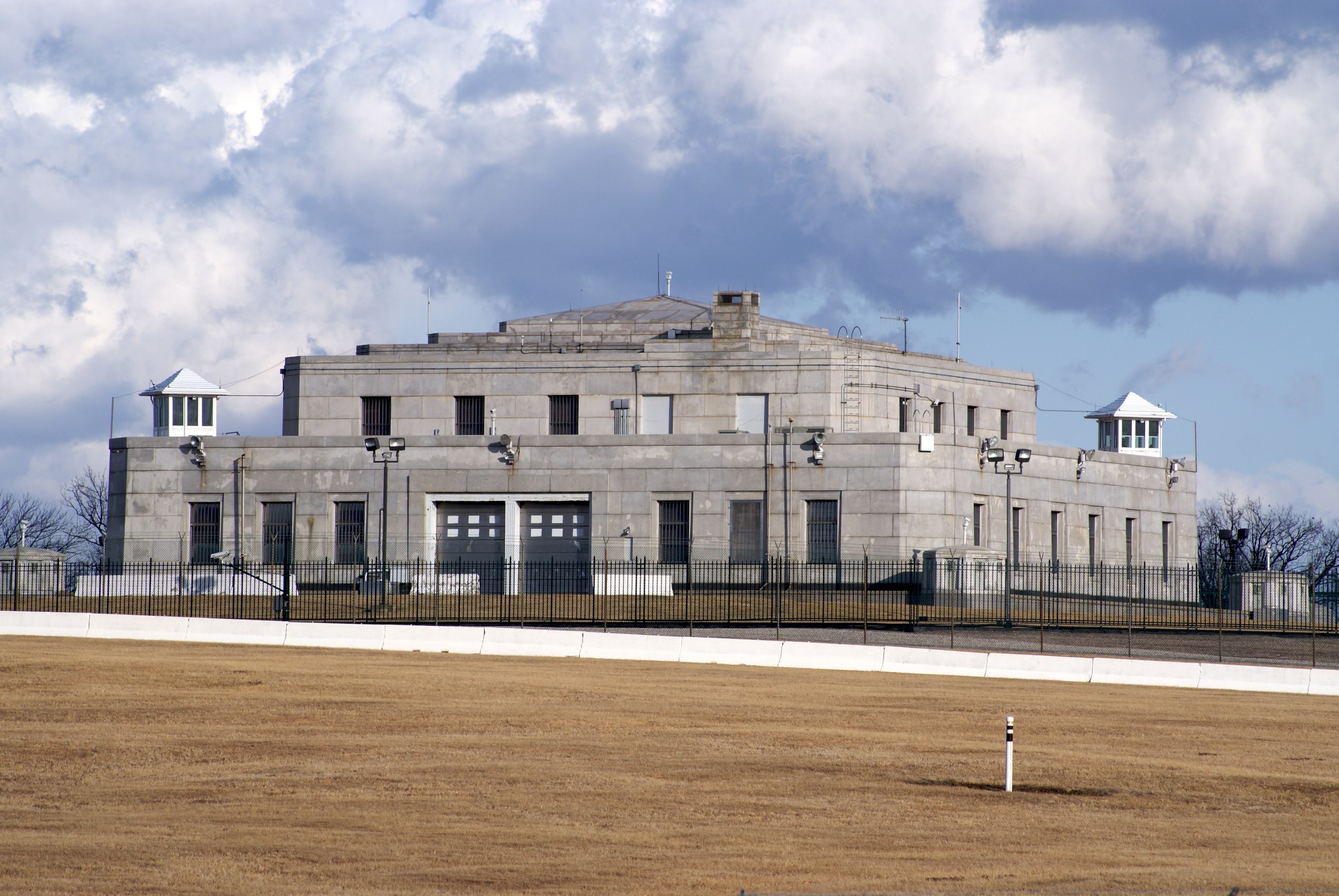 By adding additional layers of steel to your gun safe or home safe, you are increasing its tensile strength, making it stronger and . What Is Inside Fort Knox Quora