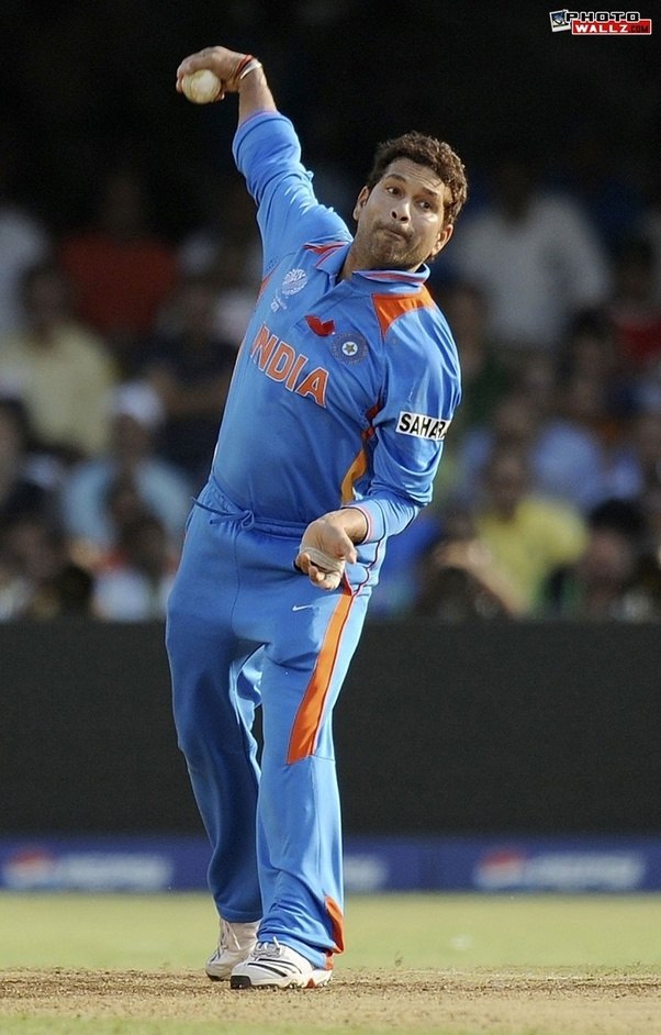Jasprit bumrah brilliantly imitates anil kumble's bowling action in the nets. Can a bowler both offspin and leg-spin without informing