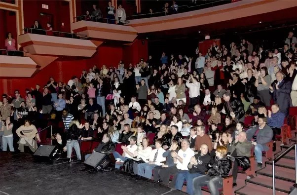 Benarkah orang Amerika bertepuk tangan setelah menonton film di teater? -  Quora
