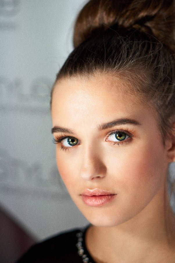 Sony e 35mm f1.8 oss jest nowszy. What is the best portrait prime lens for the Sony A6000